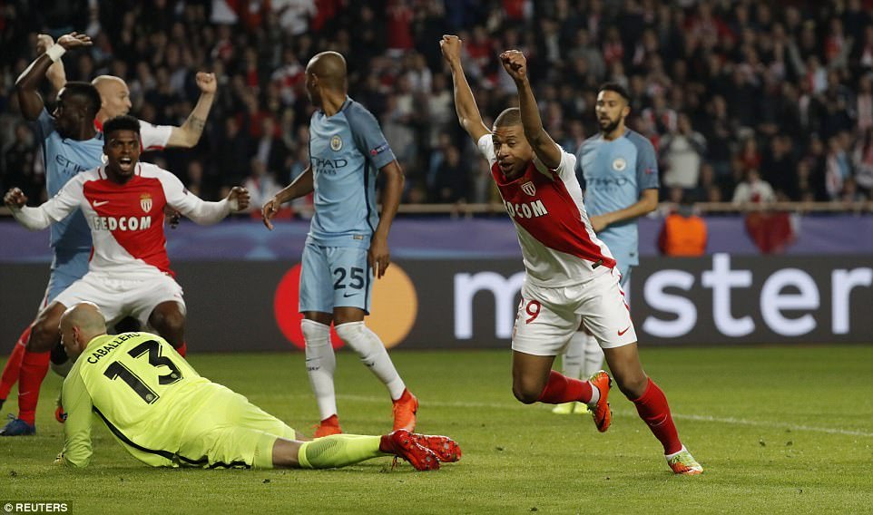 Kylian Mbappe (ubanza iburyo) niwe wafunguye amazamu atsindira AS Monaco igitego cya mbere
