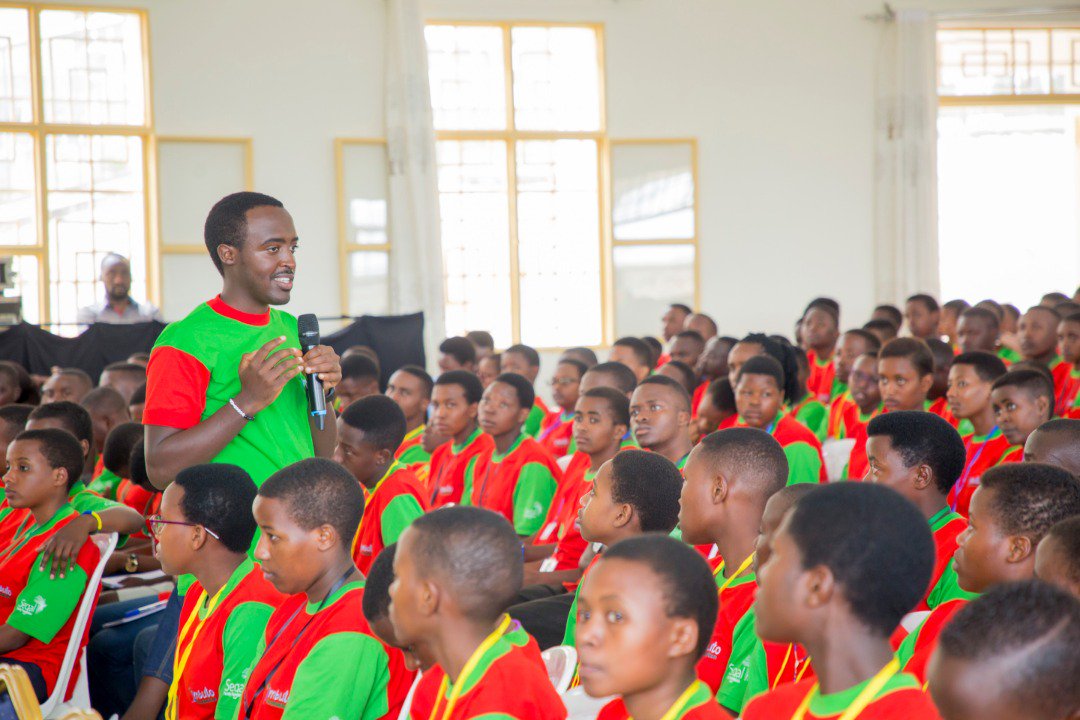 Umuhuzabikorwa w’Ishami rishinzwe Uburezi muri Imbuto Foundation, Kabiligi Clément, aganira na bamwe mu bagenerwabikorwa ba Edified Generation