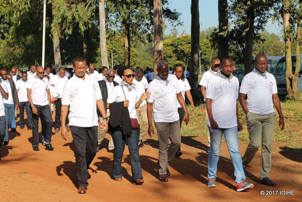 Abitabiriye iki gikorwa cyo kwibuka bakoze urugendo n'amaguru bazirikana inzira y'umusaraba abishwe muri Jenoside yakorewe Abatutsi banyuzemo mbere yo kwicwa