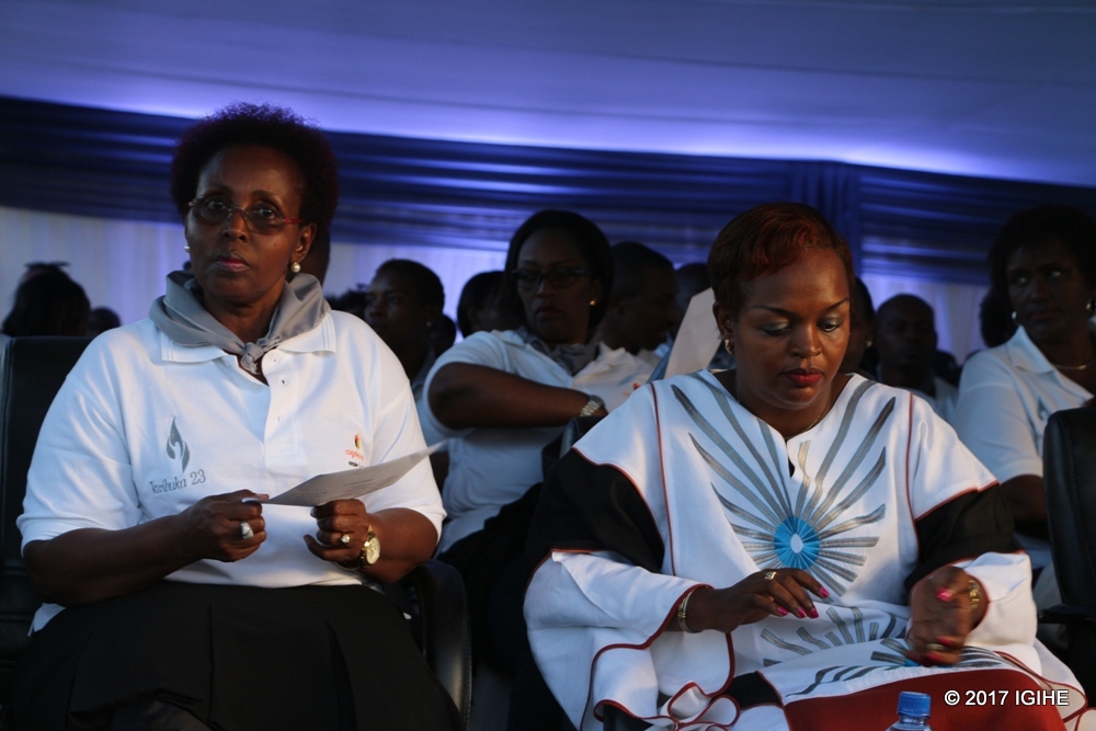 Nyuma yo kunamira imibiri ibihumbi 11 ishyinguye mu Rwibutso rwa Nyanza, hakurikiyeho umugoroba wo kwibuka