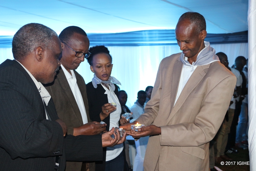 Abitabiriye uyu muhango bacanye urumuri rw'icyizere