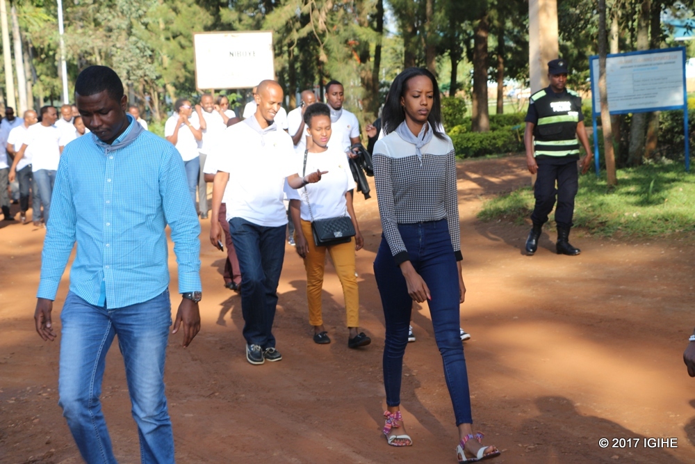 Miss Rwanda 2017, Iradukunda Elsa ari mu bitabiriye urugendo rwo kwibuka rwatangiriye mu yahoze ari ETO Kicukiro