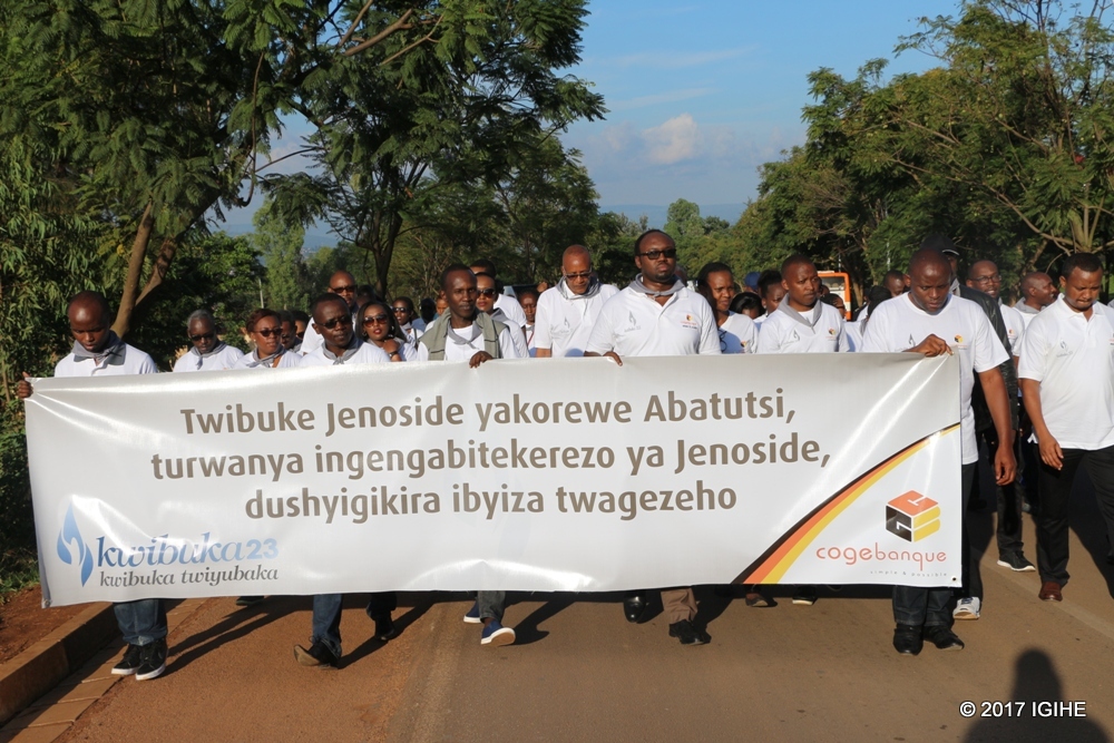 Abakozi n'abayobozi ba Cogebanque bakoze urugendo rwo kwibuka rwasorejwe ku Rwibutso rwa Nyanza ya Kicukiro