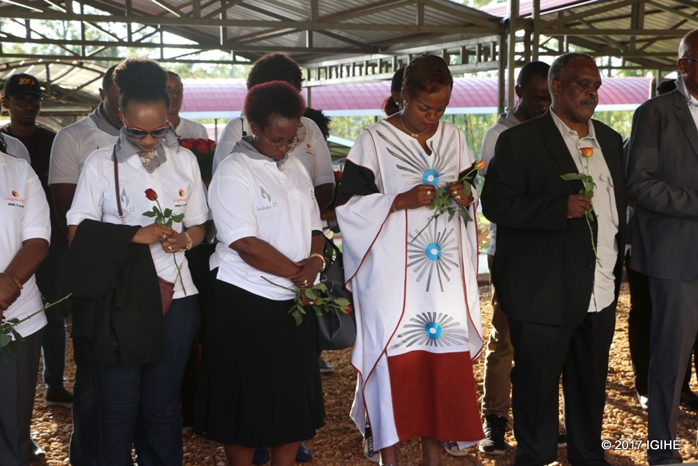Hafashwe umunota wo kwibuka no kunamira abashyinguye mu Rwibutso rwa Nyanza ya Kicukiro