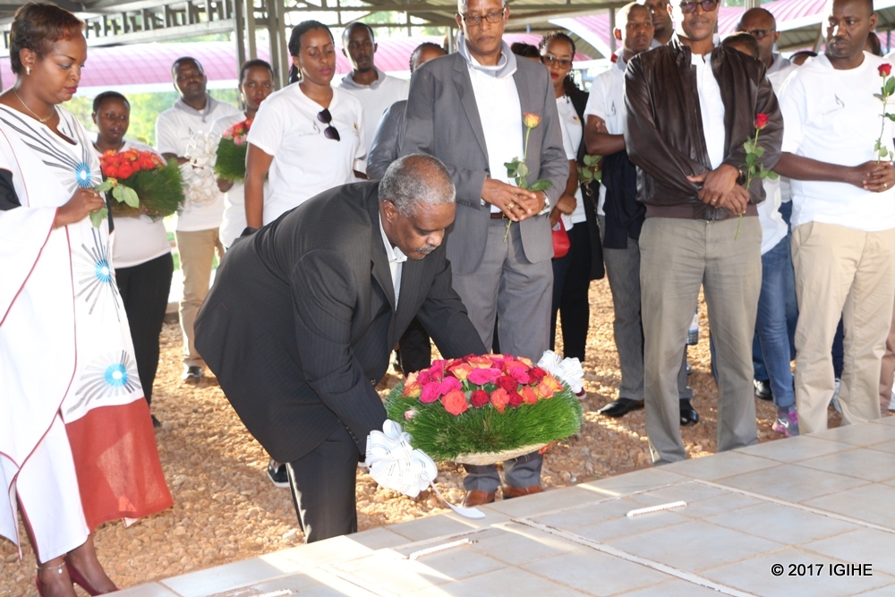 Ntashamaje Gerard wari uhagarariye CNLG ashyinda indabo ku mva