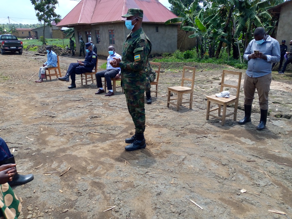 Umuyobozi wungirije wa Brigade ya 201 ikorera mu Turere twa Rubavu, Nyabihu, Ngororero n’igice cya Rutsiro, Lt Colonel Innocent Mpabuka, yasabye abaturage guca mu nzira zitemewe ngo kuko bishobora kubaviramo ibibazo