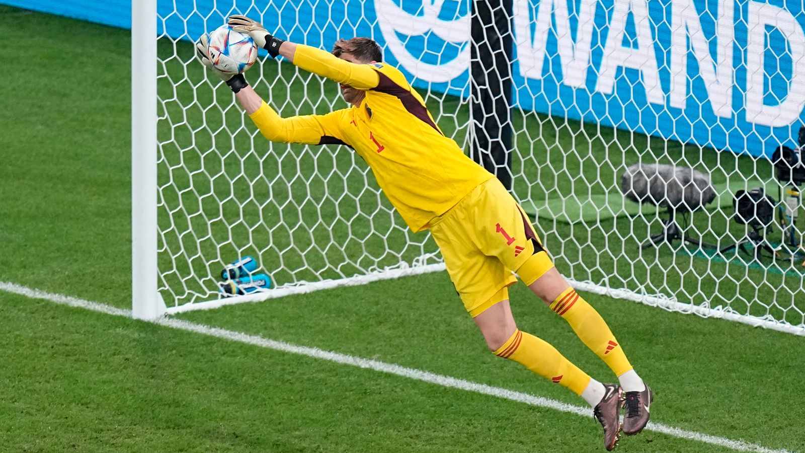 Thibaut Courtois yirambuye akuramo umupira w'umutwe watewe na Jonathan David