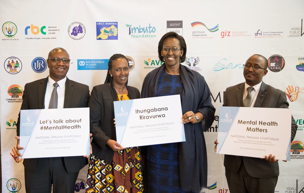 Madamu Jeannette Kagame agaragiwe n'Umunyamabanga wa Leta muri Minisiteri y'Ubuzima ushinzwe ubuzima rusange n'ubuvuzi bw'ibanze, Dr Ndimubanzi Patrick (ibumoso); Umuyobozi w'Umuryango Nyarwanda w'Abajyanama ku Ihungabana, ARCT-Ruhuka, Kaligirwa Annonciata n'Uyobora Umuryango w'Abahanga mu by’Imitekerereze (Rwanda Psychological Society-RPS) batanze ubutumwa bushimangira ko ihungabana rivurwa rigakira