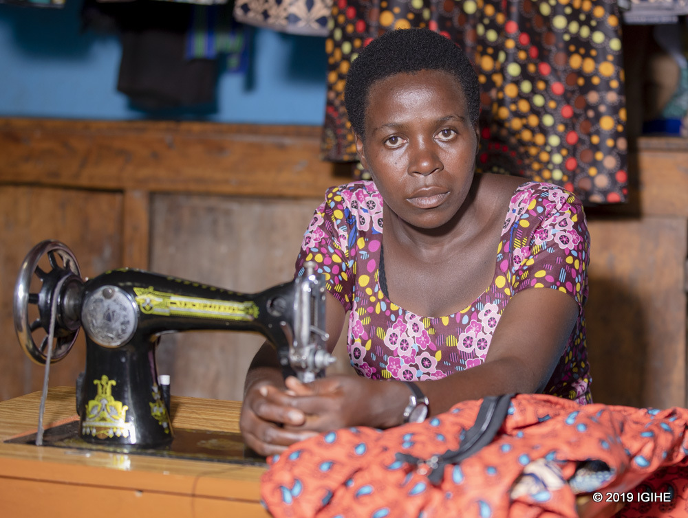 Uwimana Gisèle ufite abana babiri yavuze ko mu myaka ibiri amaze akora muri atelier yiteje imbere ndetse mu gace avamo afatwa nk'umugore wihagazeho