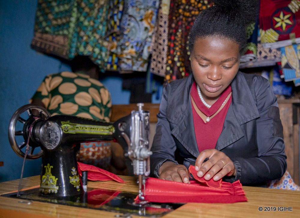 Mukashyaka yatangiye umwuga wo kudoda mu 2012, icyo gihe yatangiranye 7500 Frw yakuye mu kazi k'ubuyede