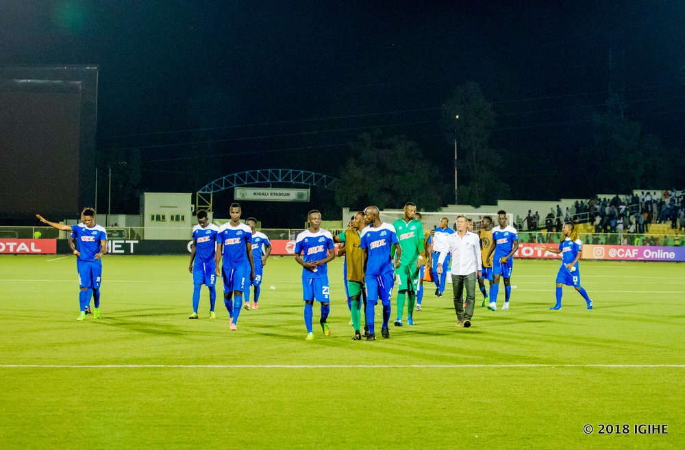 Abakinnyi ba Rayon Sports batunguriwe ku kibuga cyabo