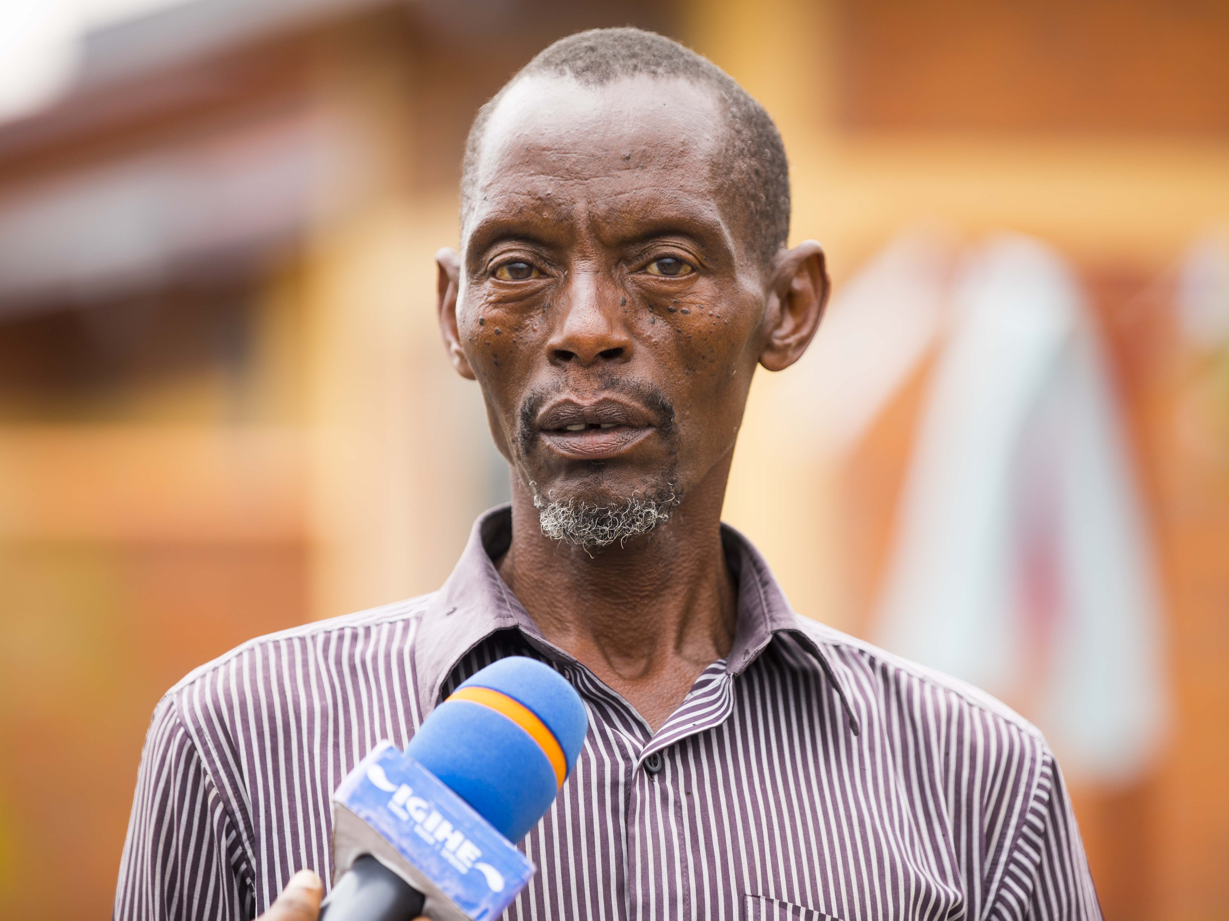 Rwiyamirira John avuga ko kuva yatuzwa muri uyu mudugudu wa Gishuro ubuzima bwahindutse