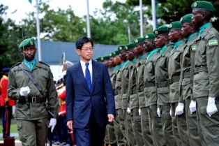 Ambasaderi w'u Buyapani mu Rwanda ku munsi wo gutanga impapuro zimwemerera gukorera mu Rwanda