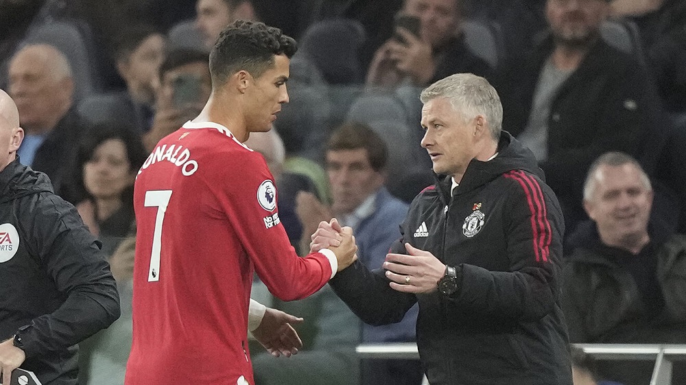 Cristiano Ronaldo yavuze ko Ole Gunnar Solskjaer yari akeneye igihe cyo gukomeza gutoza Manchester United