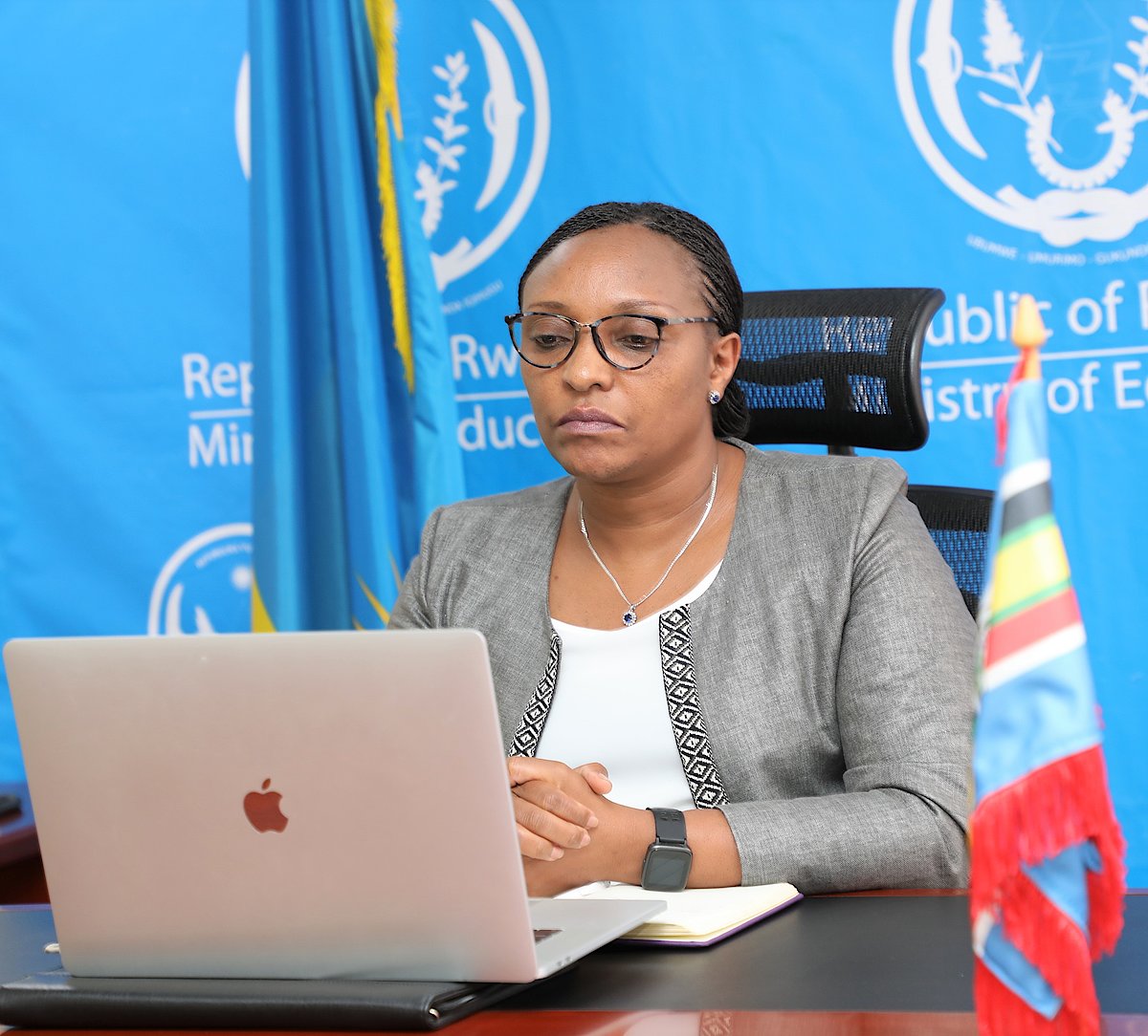 Minisitiri w’Uburezi, Dr Uwamariya Valentine yashimangiye ko nta mwarimu ukwiye gusubira ku ishuri atarahabwa doze ya gatatu y’urukingo rwa COVID-19
