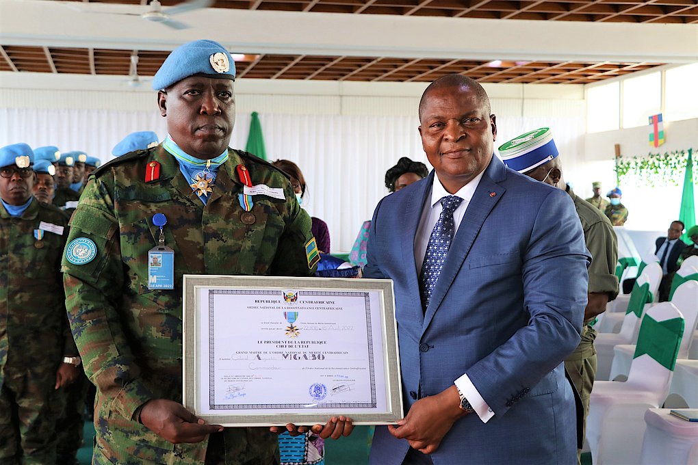 Lt Col Augustin Migabo (uri guhabwa ishimwe na Perezida wa Centrafrique), yazamuwe mu ntera ahabwa ipeti rya Colonel anagirwa Umuyobozi wungirije w'Umutwe w'Ingabo zidasanzwe