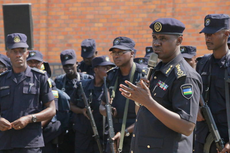 Umuyobozi mukuru wa Polisi y’u Rwanda wungirije ushinzwe ibikorwa, Dan Munyuza, aha aba bapolisi impanuro