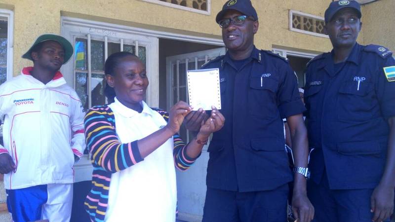 Polisi y’u Rwanda yahaye abaturage 100 ubwisungane mu kwivuza muri Rutsiro
