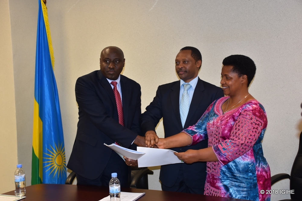 Mureshyankwano na CG Gasana bahererekanyije ububasha mu muhango witabiriwe na Minisitiri w'Ubutegetsi bw'Igihugu, Prof Shyaka Anastase