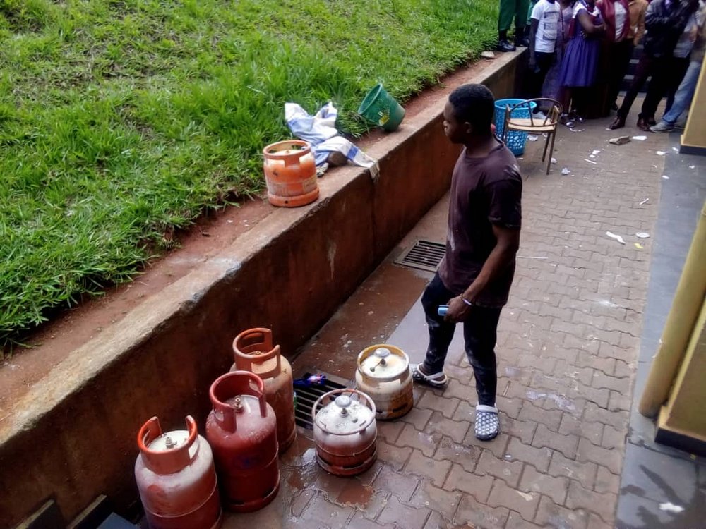 Zimwe muri gaz zari mu nyubako zahise zisohorwa