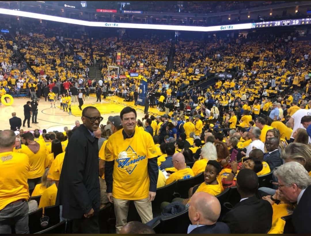 Perezida Kagame ni umukunzi wa Basketball cyane. Aha ni umwaka ushize ubwo yari muri Oracle Arena ku mukino wa mbere wa Playoffs wahuje Golden State Warriors na Huston Rockets