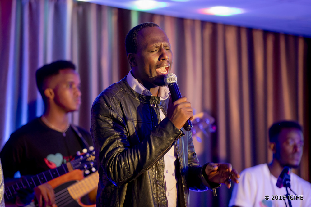 Serugo Ben ubarizwa mu Itorero rya FourSquare Gospel Church of Rwanda ari mu banyempano mu muziki uhimbaza Imana
