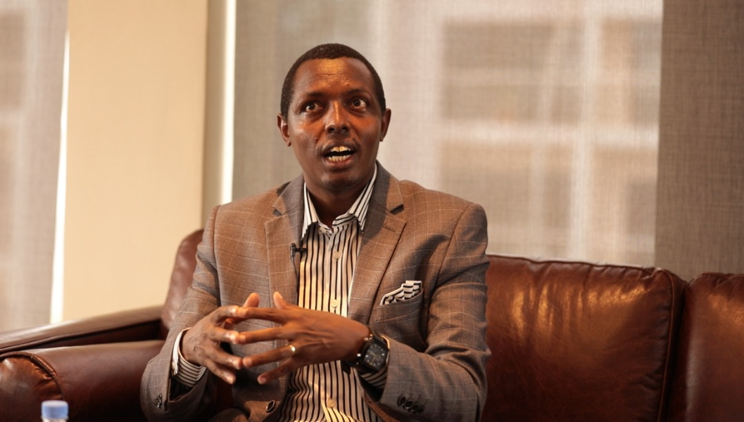 Apôtre Serukiza Sosthène yavukiye mu cyahoze ari Zaïre, mu muryango w’abana barindwi. Ababyeyi be ni abakozi b’Imana, yageze ku Isi asanga baririmba, bakanavuga ubutumwa, na we akurira muri iyo nzira