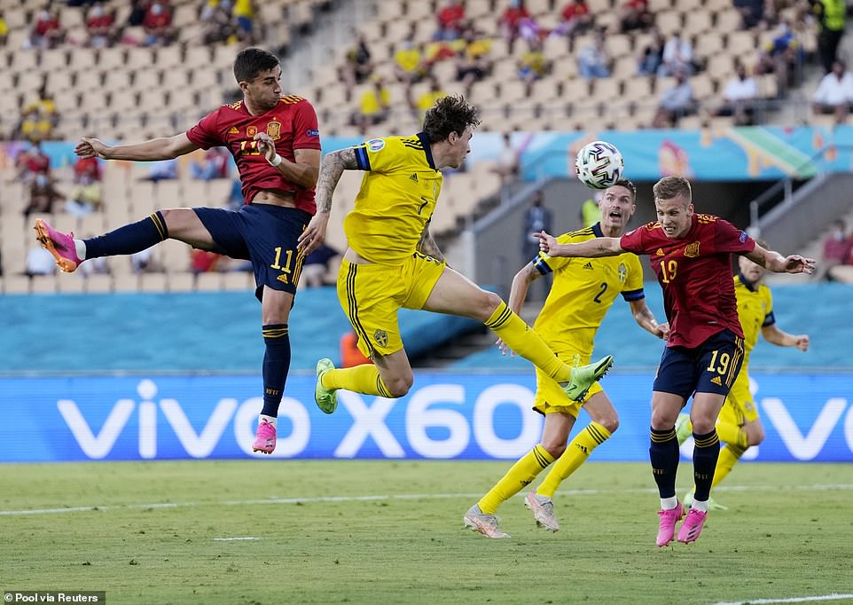 Dani Olmo agerageza gutsindisha umutwe
