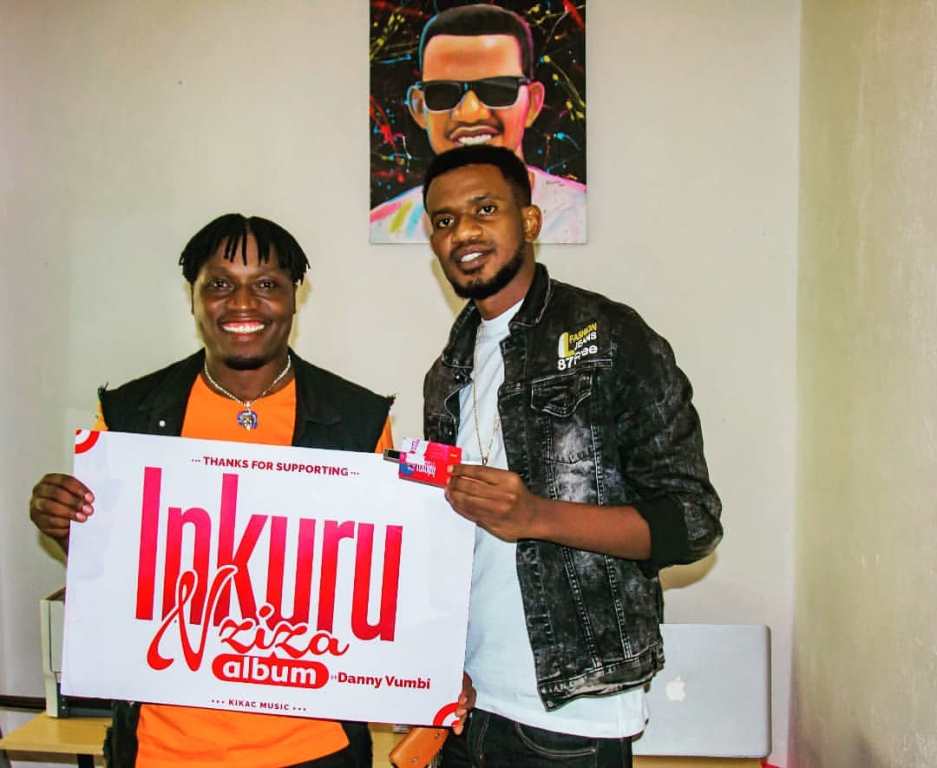 Album "Inkuru nziza" iri kugurwa ibihumbi 100 Frw, Rocky uzwi cyane nk'umusobanuzi wa filime mu Rwanda yamaze kuyigura