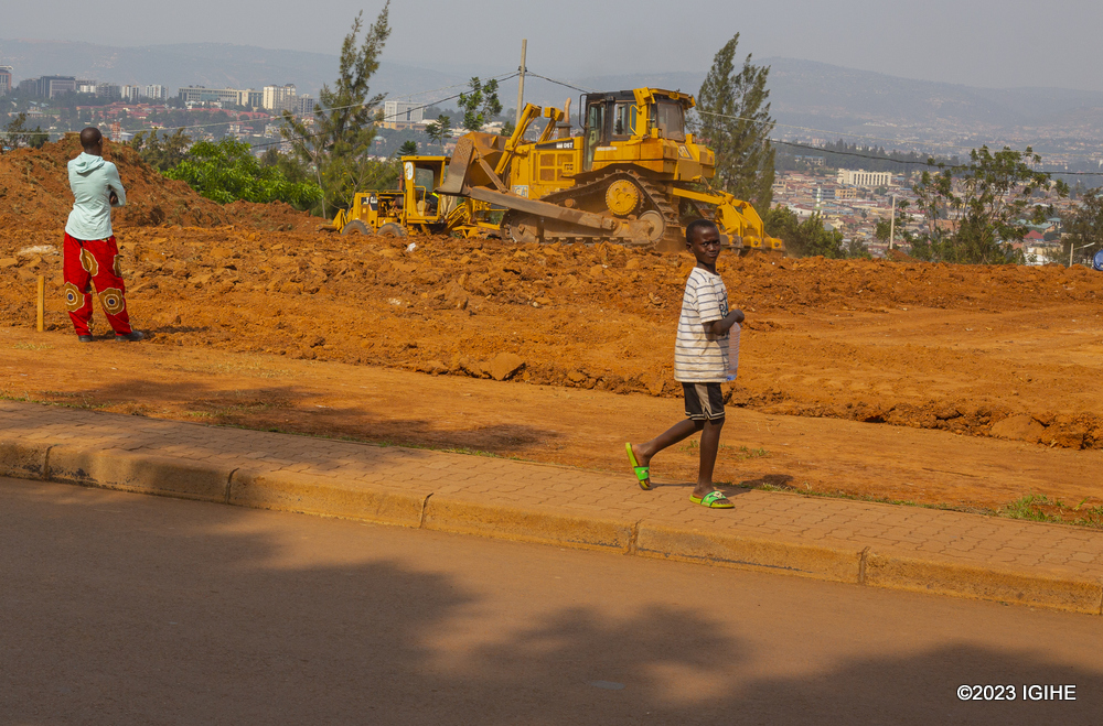 Munsi ya Stade ya Kigali ahasanzwe hazwi nka Tapis rouge hagiye gushyirwaho tapis izavanwa muri Stade, hongerwemo n'ibibuga by'indi mikino