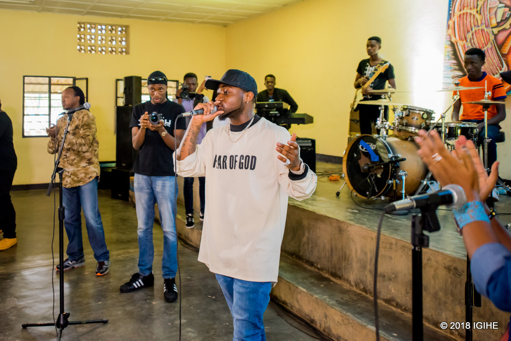 Davido yacurangiwe n'abanyeshuri biga muzika anyurwa n'impano bafite