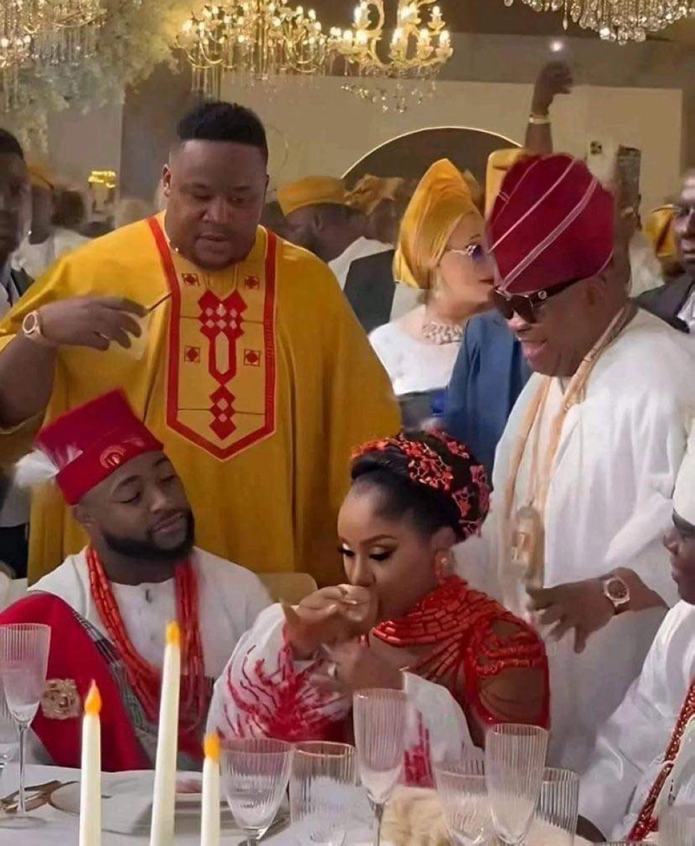 Davido yahaye Chioma icyo kunywa