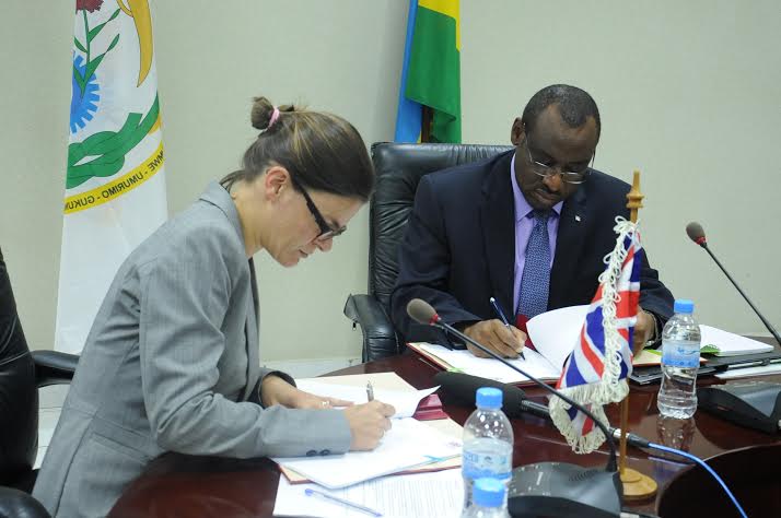 Minisitiri w’Imari n’Igenamigambi, Amb.Claver Gatete na Laure Beaufils uhagarariye DFID basinyana amasezerano y'inkunga