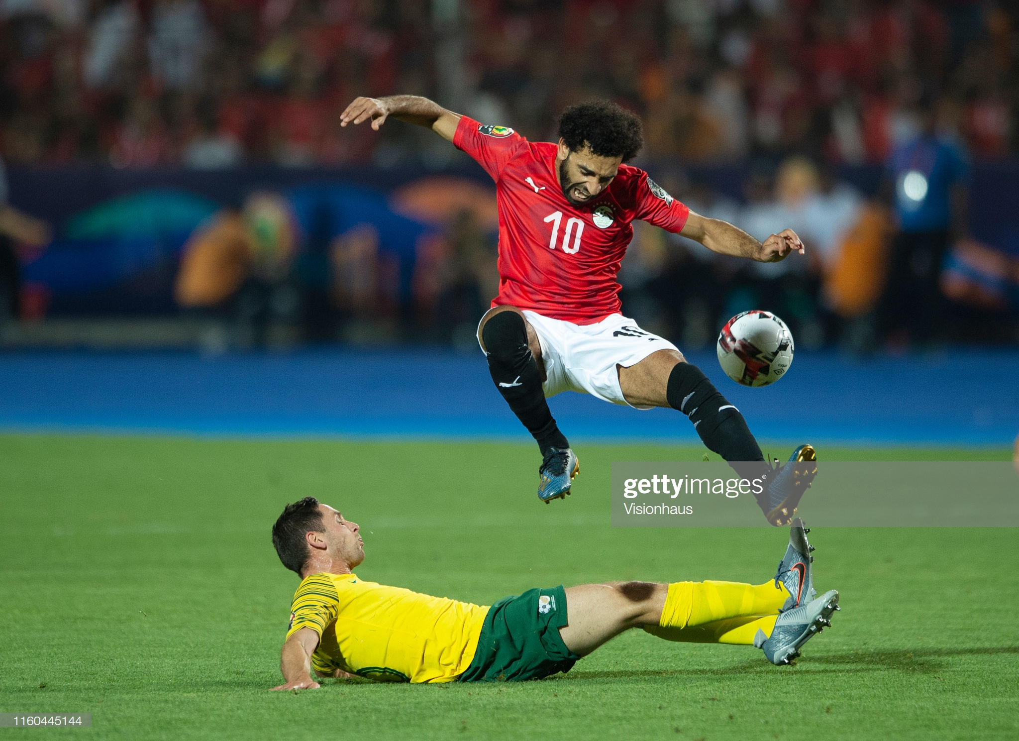 Dean Furman akura umupira kuri Mohamed Salah