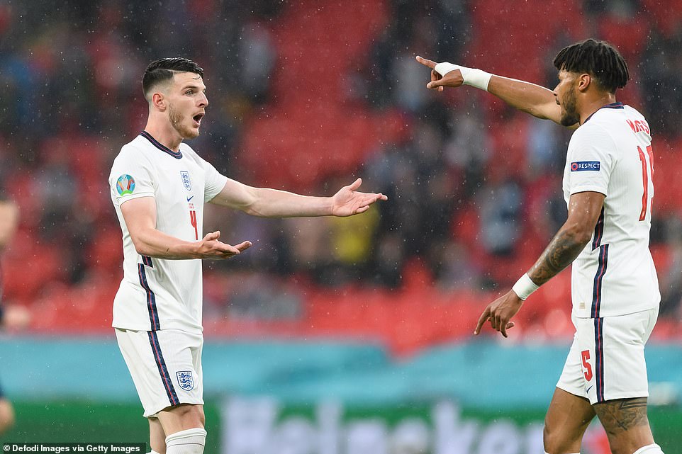 Declan Rice na Tyrone Mings bagaragaye basa n'abashwana nyuma yo gusatirwa na Ecosse