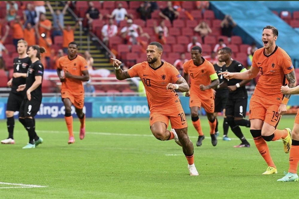 Mephis Depay ubwo yaganaga ku ntebe y'abasimbura kwishimira igitego