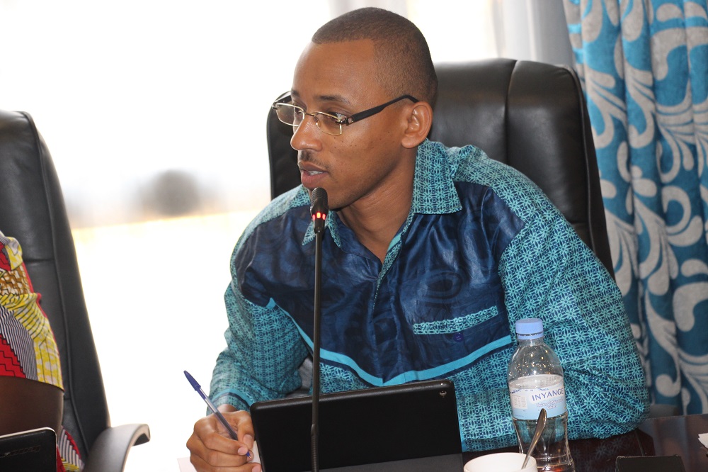 Depite Karemera Jean Thierry yasabye Abadepite kwita ku kibazo cy’abana bavuga ko batazi inkomoko yabo batoraguwe mu mirambo n’Ingabo za FPR Inkotanyi
