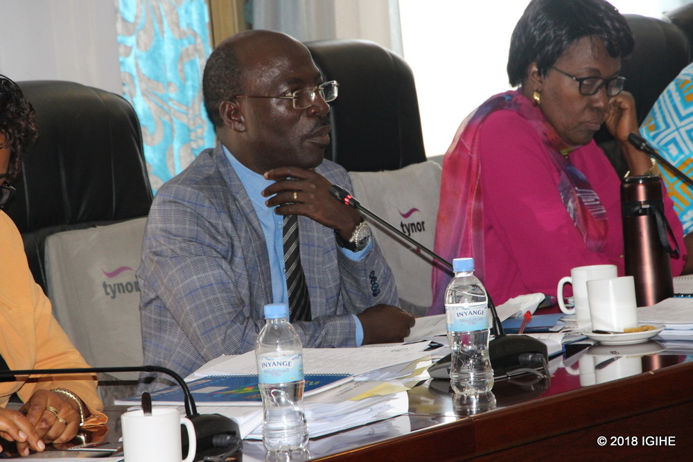 Depite Mporanyi Théobald yavuze ku kibazo cy'amafaranga menshi akodeswha imodoka z'abakozi b'Intara y'Amajyepfo