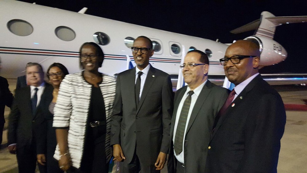 Perezida Kagame na Madamu ubwo bakirwaga ku Kibuga cy’Indege muri Israel