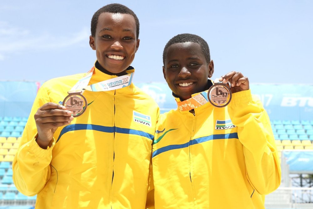 Penelope Musabyimana na Valentine Munezero banditse amateka ku ruhando mpuzamahanga