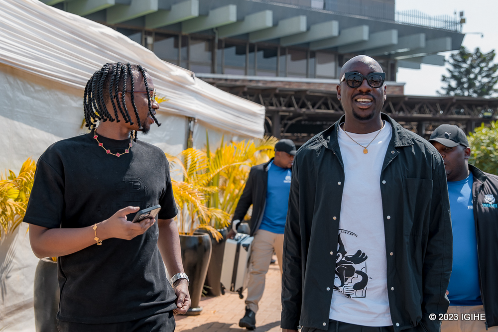 DJ Marnaud ni we wakiriye Bien-Aimé Baraza ubwo yageraga ku Kibuga Mpuzamahanga cy'Indege cya Kigali i Kanombe