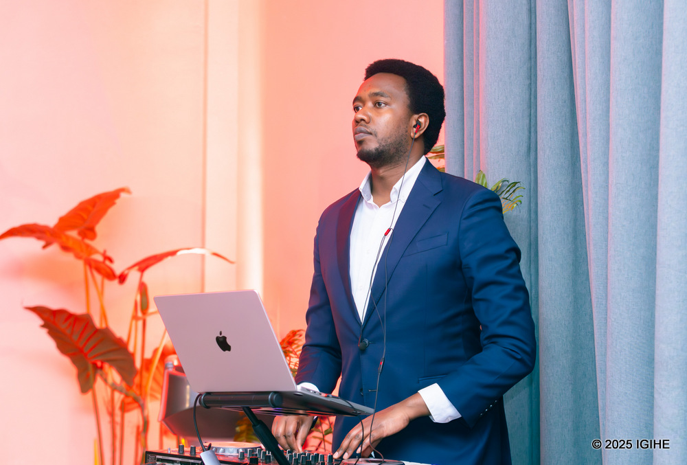 DJ Musinga ni we wavanze imiziki mu gitaramo Sir Elvis wo muri Kenya yahuriyemo na Alyn Sano
