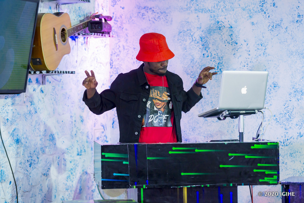 DJ Waxy ni umu-DJ wamenyekanishijwe na ISIBO TV