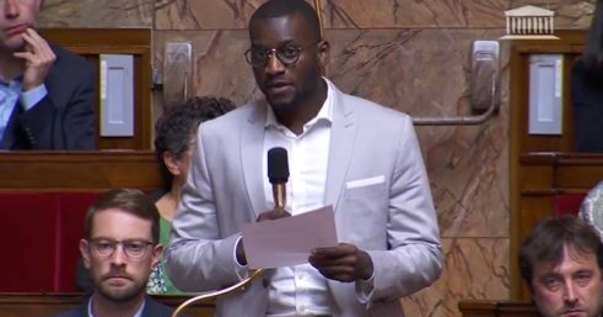 Carlos Martens Bilongo wo mu ishyaka LFI ubwo yatangaga ibitekerezo yarogowe n'undi mudepite wateraga hejuru avuga ko abimukira bagomba gusubizwa muri Afurika