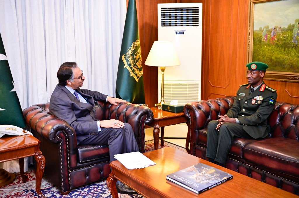 Umugaba Mukuru w’Ingabo z’u Rwanda, Gen Mubarakh Muganga yagiranye ibiganiro na Minisitiri w’Ububanyi n’Amahanga wa Pakistan, Jalil Abbas Jilani