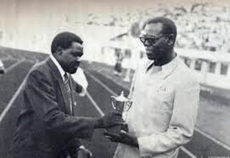 Dr. Ndagijimana Emmanuel(wambaye ikoti ry'umukara)