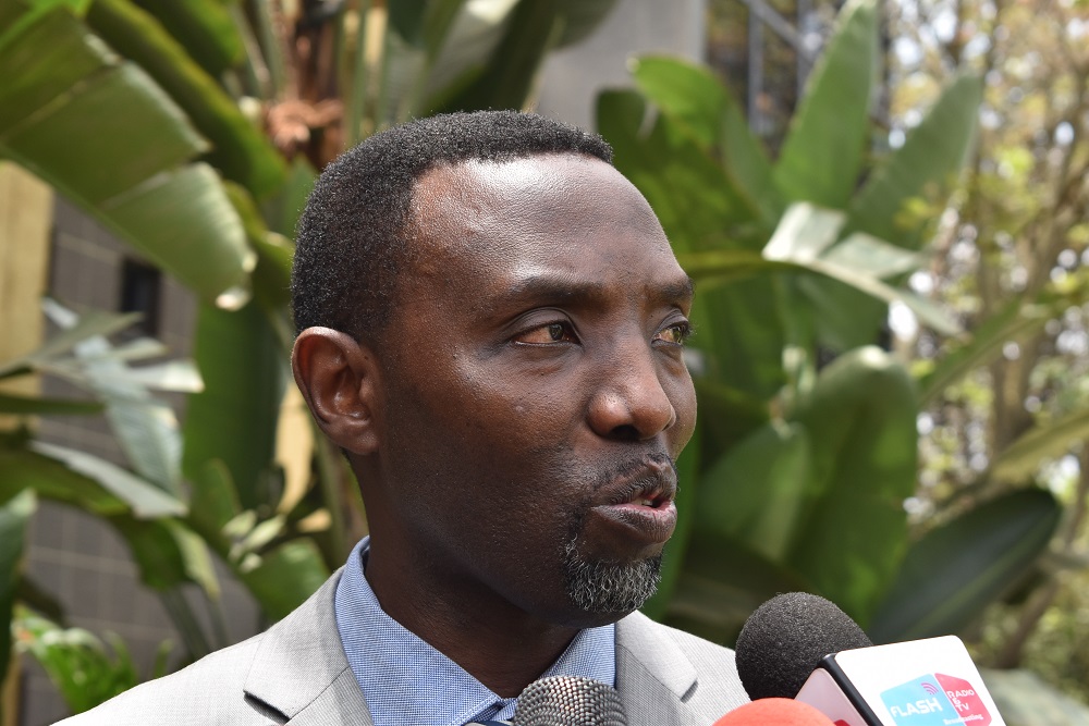 Dr. Sekomo Christian, umwarimu muri kaminuza y’u Rwanda, yavuze ko kwangirika kw’akayunguzo k’imirasire y’izuba bigira ingaruka ku batuye isi