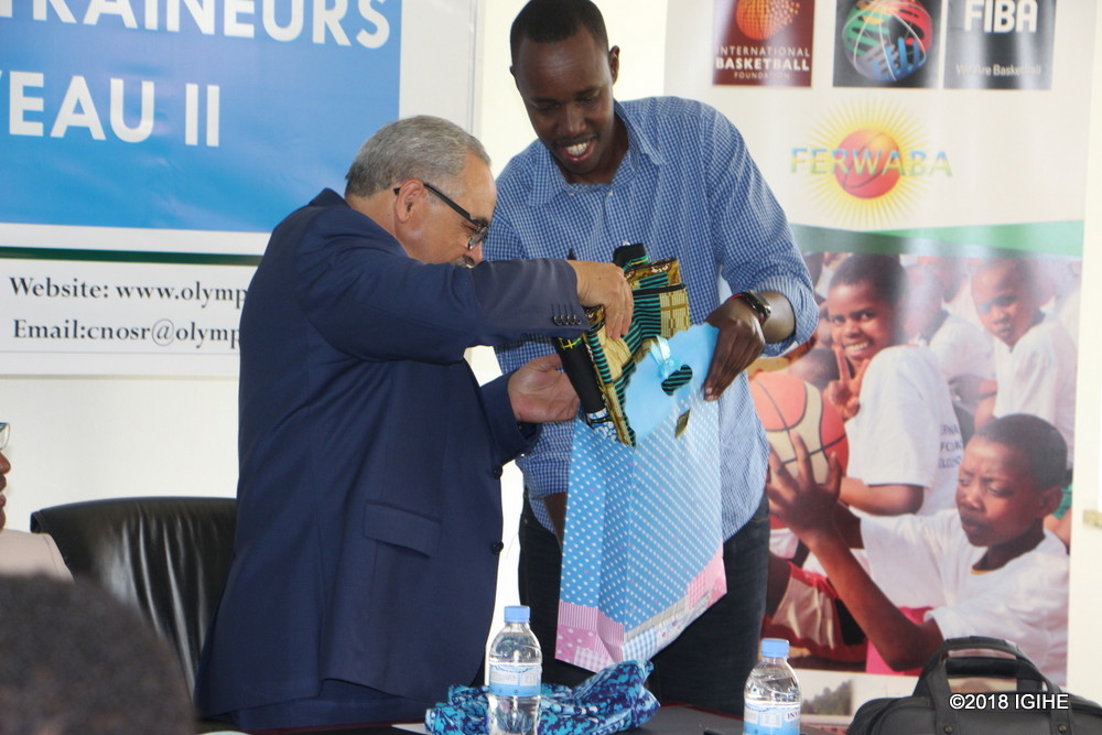 Dr. Mohamed Habib Cherif yahawe impano ya Made in Rwanda n'abatoza yahuguye
