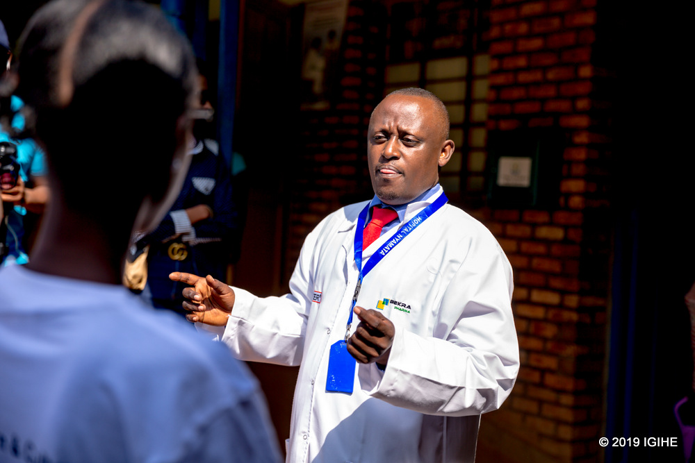 Dr Higiro yamaze amatsiko abakobwa ku byo bibazaga bijyanye no kwa muganga