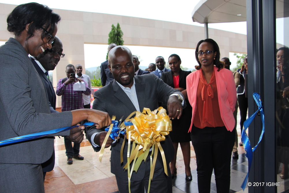 Umuyobozi Mukuru wa BK, Dr Diane Karusisi na Minisitiri w'Urubyiruko n'Ikoranabuhanga, Jean Philbert Nsengimana bafungura ishami rishya rya BK